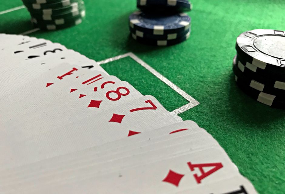 Kartu poker dan chip di atas meja