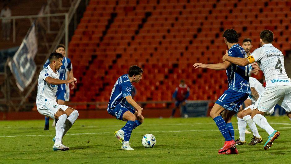 Pertandingan sepak bola intens